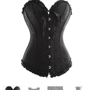 Korsett Toplady - Svart korsett från toplady. Perfekt inför halloween. Endast använd en gång! Storlek L (motsvarar storlek 36-38).
