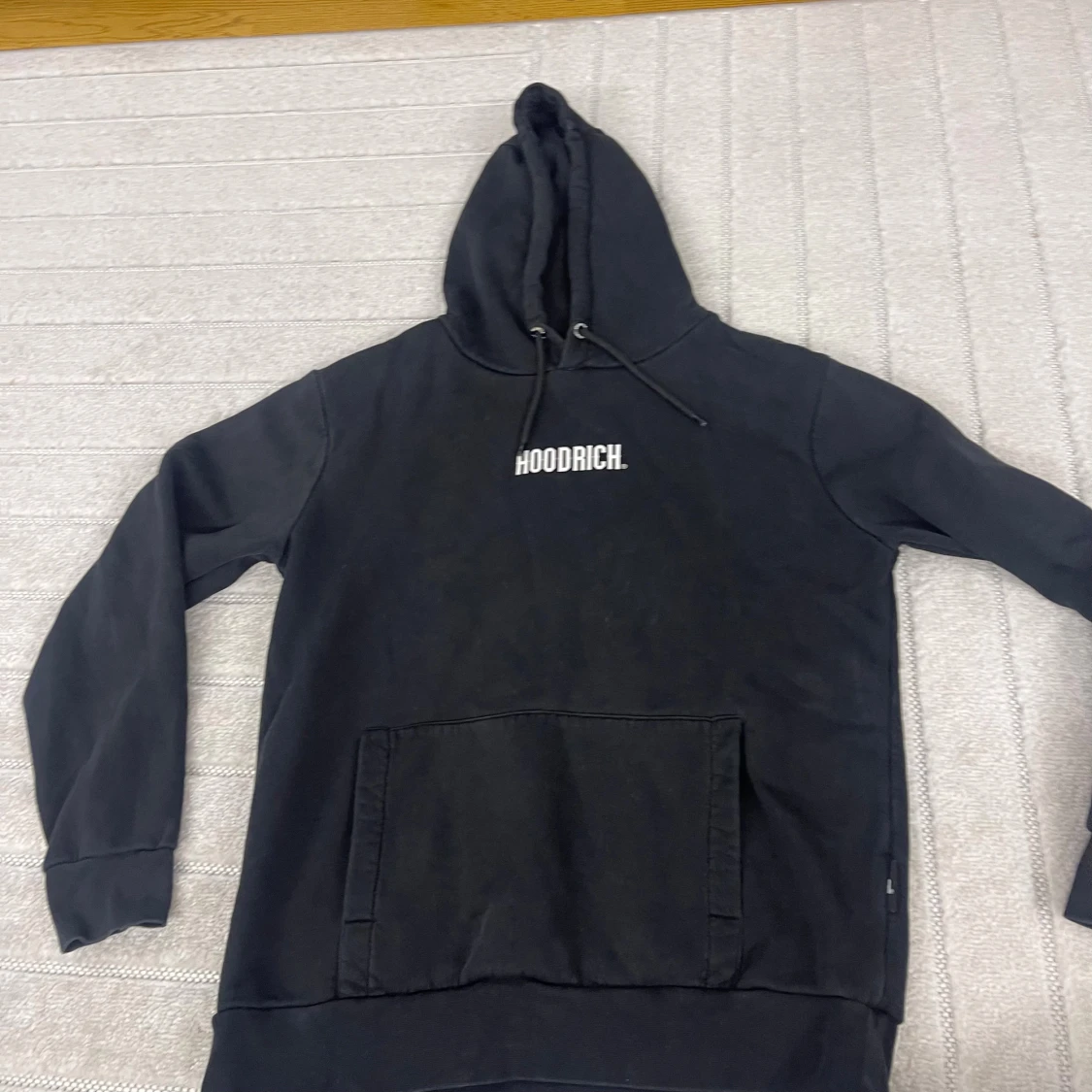 Svart hoodie från Hoodrich med logga - 1