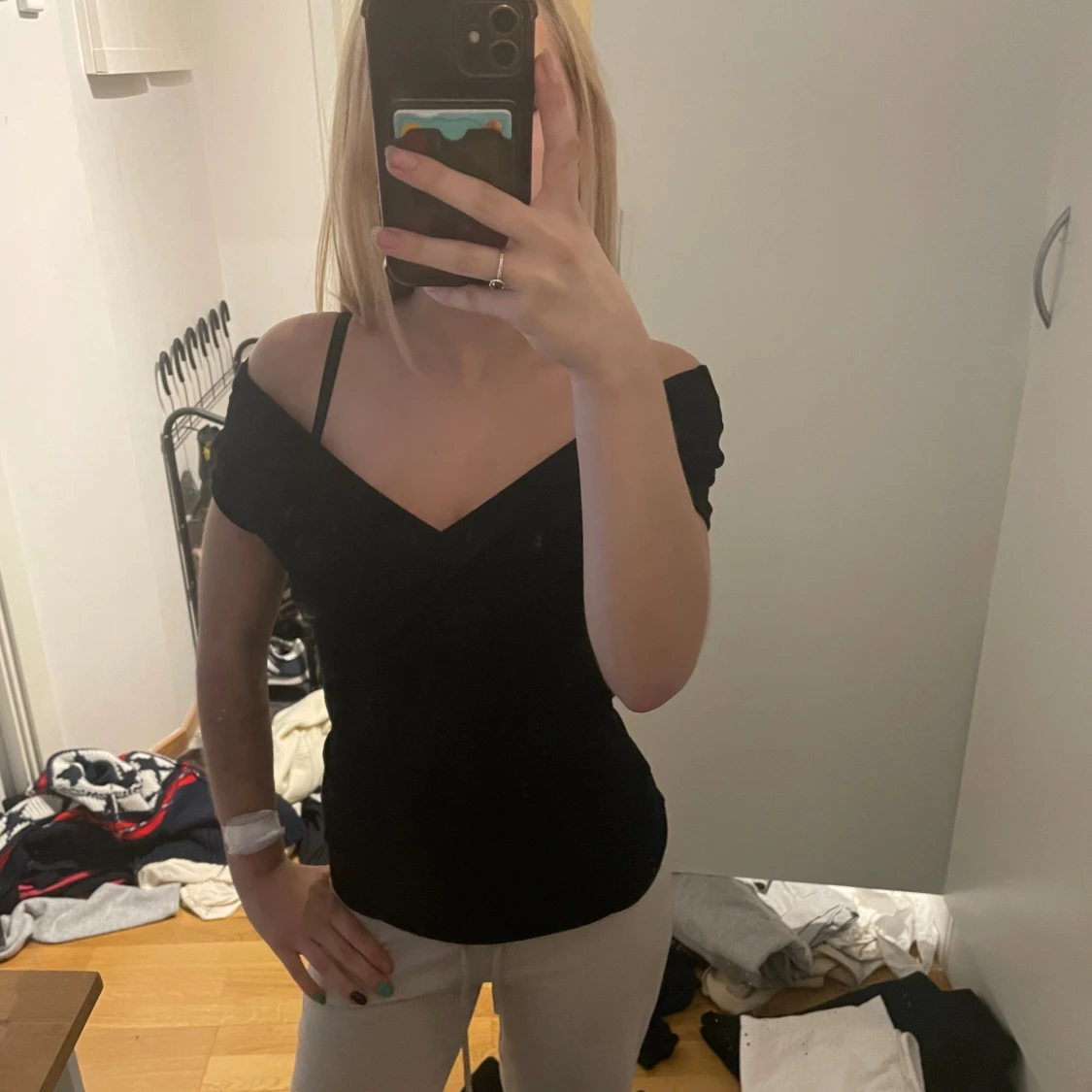 Svart omlott topp med v-ringning