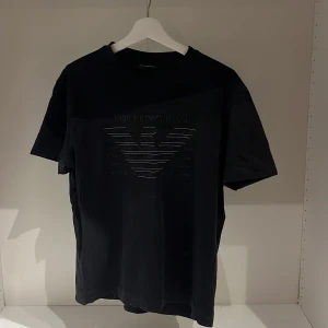 Emporio Armani t-shirt - Storlek L men sitter som M. Använd men gott skick.