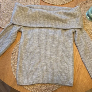 Ribbad offshoulder tröja från H&M - Säljer en fin stickad offshoulder tröja. Jättefin men fel storlek för mig :). Prislappen sitter kvar så den är i nyskick