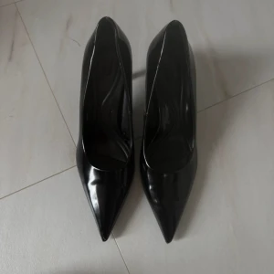 Svarta pumps med spetsig tå - Säljer ett par klassiska svarta pumps med spetsig tå och är ca 4-5cm klackhöjd 