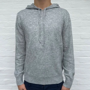 Kashmir Hoodie - Sjukt snygg Kashmir Hoodie i storlek M!🌟 Riktigt snygg ljusgrå färg! Endast testad, aldrig använd! Tveka inte på att höra av dig vid intresse eller minsta fundering🙏