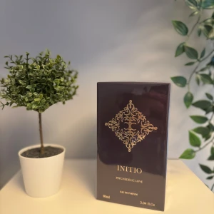 Initio Psychedelic Love EdP 90ml - Initio Psychedelic Love Eau de Parfum, 90ml, tillverkad i Frankrike. Ingredienser: alkohol denat, parfym, aqua, bensylsalicylat, linalool, limonen, coumarin, bensylbenzoat, cinnamylalkohol, geraniol, citral, farnesol, eugenol, citronellol, isoeugenol. Snygg och lyxig förpackning.