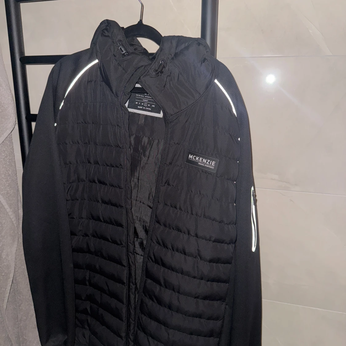 Svart pufferjacka från McKenzie M - 2