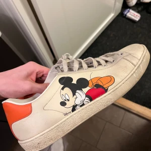 Gucci x Disney skor - Tjena säljer dessa unika och snygga Gucci sneakers då jag inte använder dom använda ett par gånger men bra skick. Tveka inte att höra av er