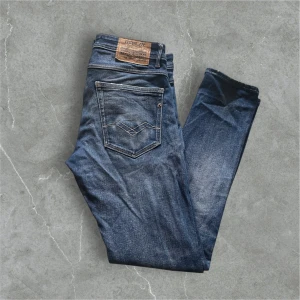 Replay jeans ljusblå/blå  - Ljusblå/blå jeans / Märke:Replay / Skick 9/10 litet hål se bild 2 / storlek 31/32 / kontakta via intresse eller annat och pris kan diskuteras!😊🙏