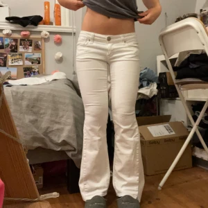 Lågmidjade vita bootcut jeans - Säljer dessa lågmidjade vita jeans. Jeansen är omsydda till bootcut. Midjemått 37 cm tvärs över midjan och innerbenslängden är 71 cm. Kontakta mig privat vid frågor eller liknande, kolla gärna min profil där jag säljer fler snygga jeans💗💗