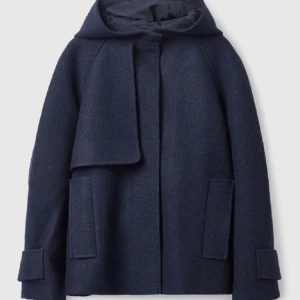 Cos kappa - Sååå fin kappa från COS som är varsamt använd 🤍🤍 100% ull och superbra kvalité!