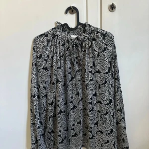 Blus - Knappast använd