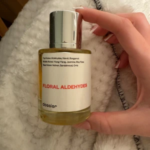 Dossier Floral Aldehydes 50ml - Parfym med noter av aldehyder, neroli, bergamott, ylang ylang, jasmin, may rose, vetiver, sandelträ och orris. Volym: 50ml. Tillverkad av 13 Scents Inc, New York.