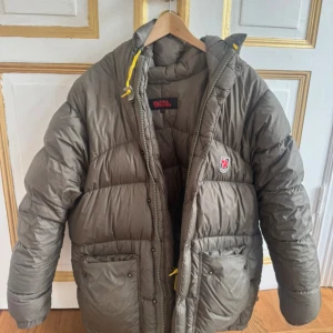 Mörkgrön fjällrävenjacka - (Lånad bild)Säljer denna varma fjällräven jacka eftersom jag ej använder den längre. Super skön och perfekt för vintern. Liten skråma i ryggen men inget som syns! Priset kan diskuteras!