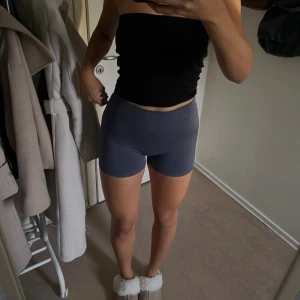  träningsshorts - Säljer ett par mörkblå, tighta och högmidjade träningsshorts i stretchigt material. 💙