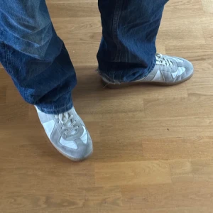 Maison Margiela Gats - Maison Margiela Gats | St. 41.5 | Äkta, köpta på Sellpy (kvitto finns) | Vita | Skador finns på skorna (se bilder), men syns ej med långa jeans! | Originalförpackning finns ej 