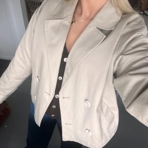 Beige jacka med knappar - Snygg beige jacka i kort modell med dubbelknäppning och bred krage. Såå fin! Skriv för frågor eller fler bilder! 🥰I storlek m men passar er som har xs och s också! Köpte för ca 1000kr, pris kan diskuteras 