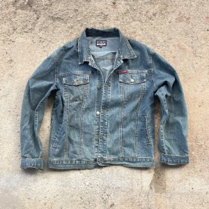 Klassisk jeansjacka från RE&X Jeans - Snygg blå jeansjacka från RE&X Jeans med klassisk krage. Priset som står går att diskuteras vid snabb affär