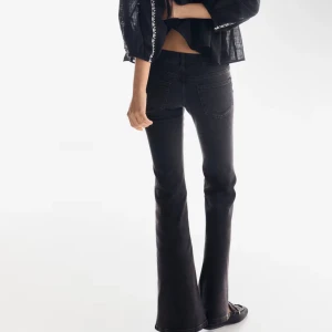 Svarta bootcut jeans med låg midja  - Säljer ett par svarta bootcut jeans med låg midja. Storlek 40 men passar 38. Säljer för att de är förstora på mig o de har aldrig använts 