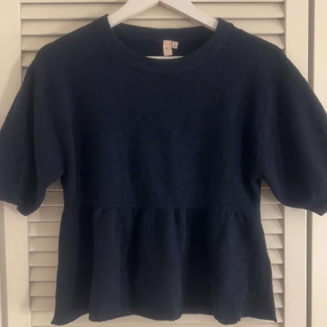 Mörk blå stickad tröja från Nelly  - 1