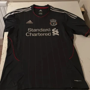 Liverpool matchtröja - En Liverpool borta tröja från säsongen 2011/2012 i okej skick, tröjan är i storlek M.