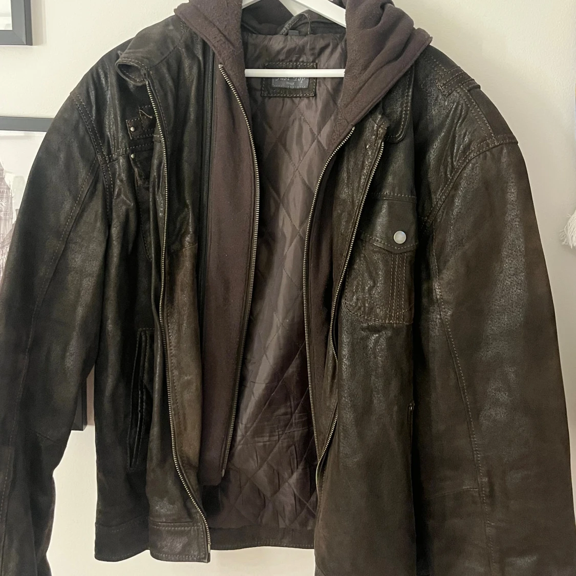 Mörkbrun skinnjacka med huva från just top 