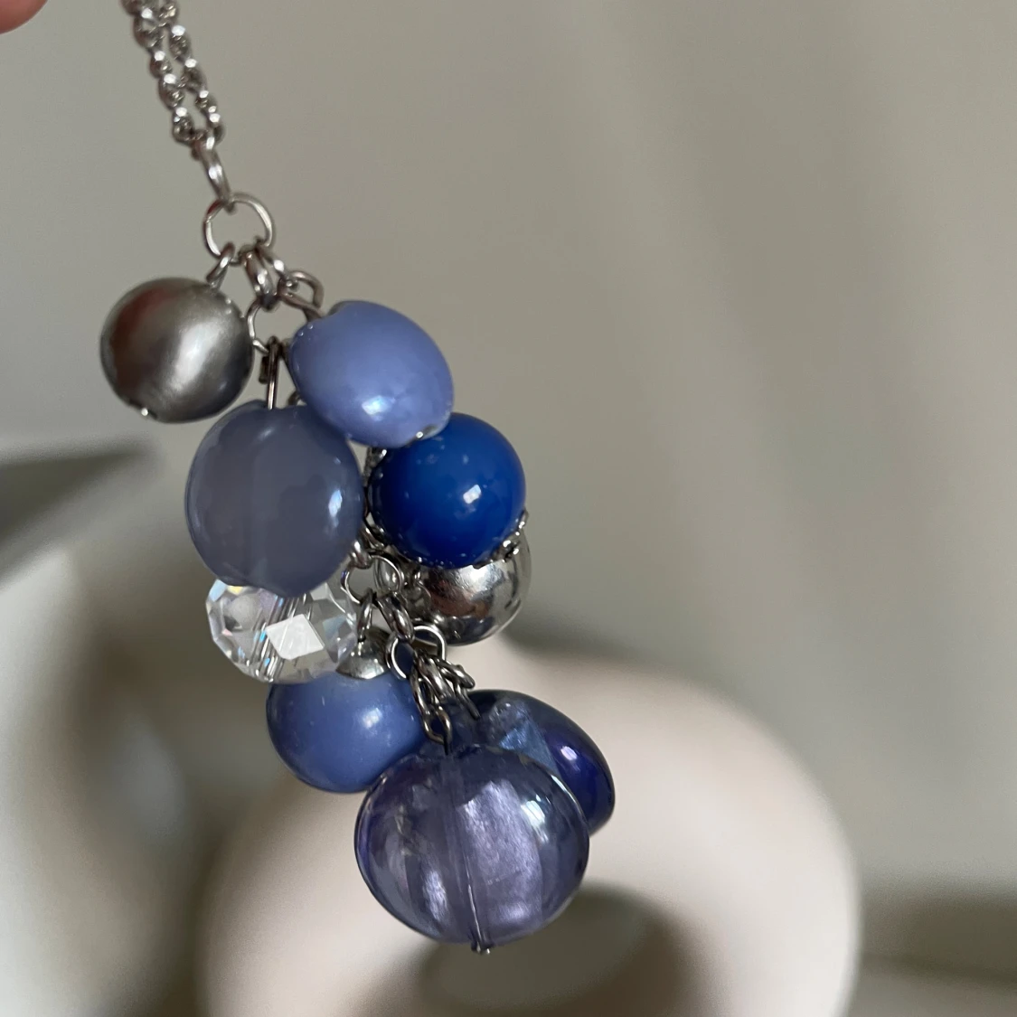 Nytt långt halsband med blå och silverfärgade pärlor - 2