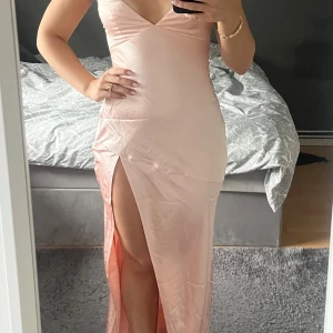 Ljusrosa balklänning - Super fin balklänning med öppen rygg från babyboo i modellen Isobel maxi dress och i färgen blush. Aldrig använd. Lappen sitter kvar och den skickas i originalförpackning. Storlek S. Nypris ca 1050 kr.