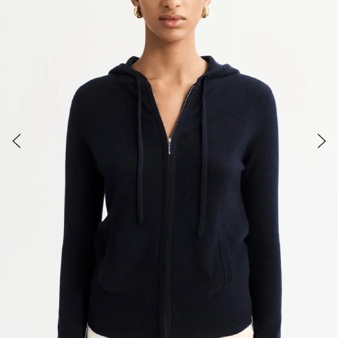 Mörkblå hoodie i kashmir från Soft Goat - 2