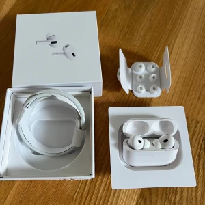 AirPods Pro 2 - Helt ny och fina hörlurar med fantastiskt ljudkvalitet. De fungerar som de ska , ingen skador eller defekter. Hör av er vid intresse 🥰 