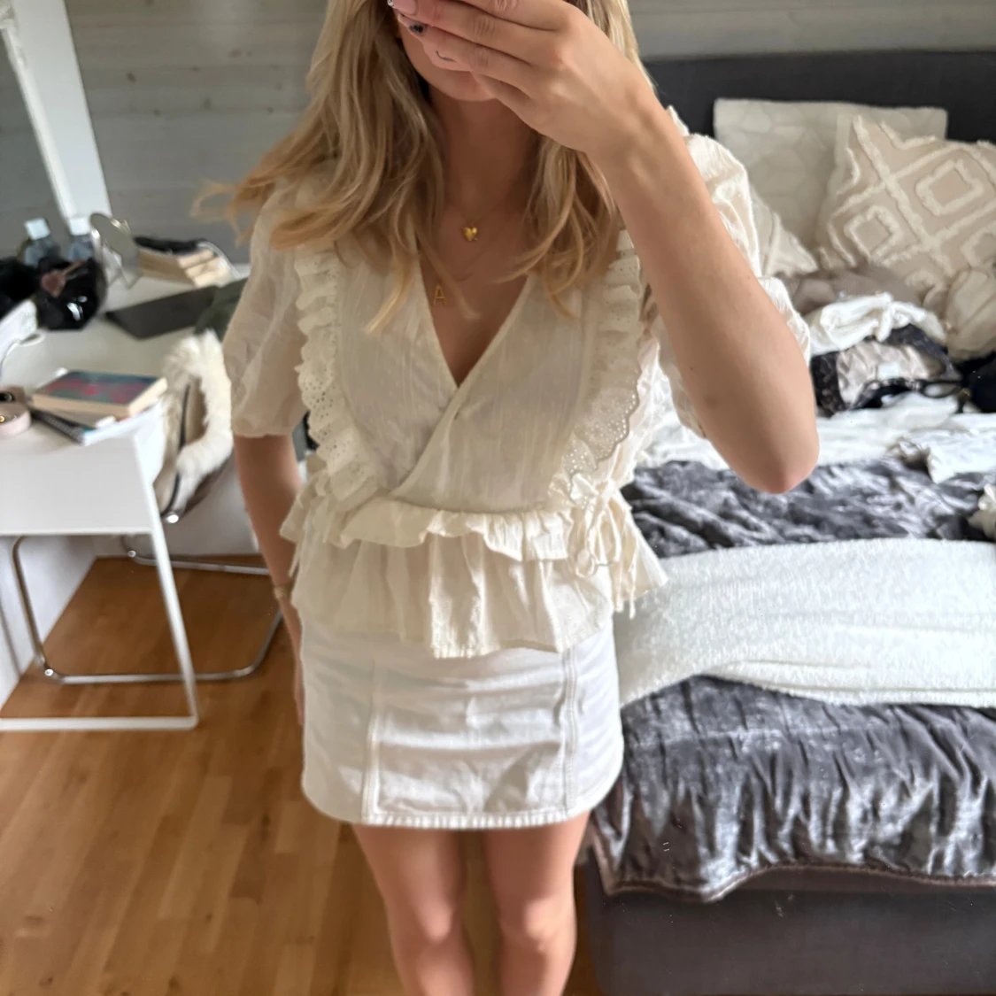 Vit omlottblus med volang och spets - 3