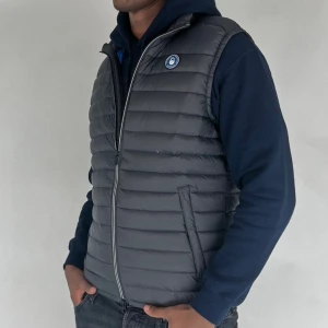 Sail Racing Väst - Vi säljer nu denna stilrena väst i märket Sail Racing! Västen är i storleken S men passar även M. Modellen på bilden är 180cm 75kg! Västen är i gott skick utan några defekter. Nypris runt 2000kr. Skriv gärna vid frågor och funderingar!