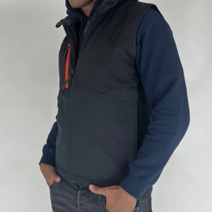 Helly Hansen Väst - Vi säljer nu denna stilrena väst i märket Helly Hansen! Västen är i storleken S men passar även M, modellen på bilden är 180cm 75kg! Västen är i gott skick utan några defekter. Skriv gärna vid frågor och funderingar!