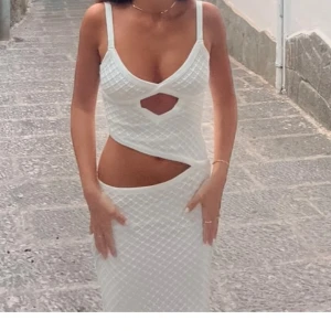 Vit långklänning med cut out-detaljer - Långklänning från peppermayo, använd en gång, nypris är 1000 + frakt och tull