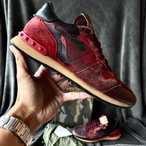 Valentino rockrunner skor - Valentino rockrunner skor | orginalstorlek 39 men sitter mer som 40, fråga om innermått vid osäkerhet | ingår: först till kvarn när det gäller tillbehör, max 1 box eller dustbag, kort kan läggas till | fraktar spårbart eller möts upp i Täby📍