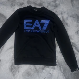 Emporio Armani sweatshirt - Storlek S men passar även M 👑 används fåtal gånger. pris sänks vid snabba beslut 👌