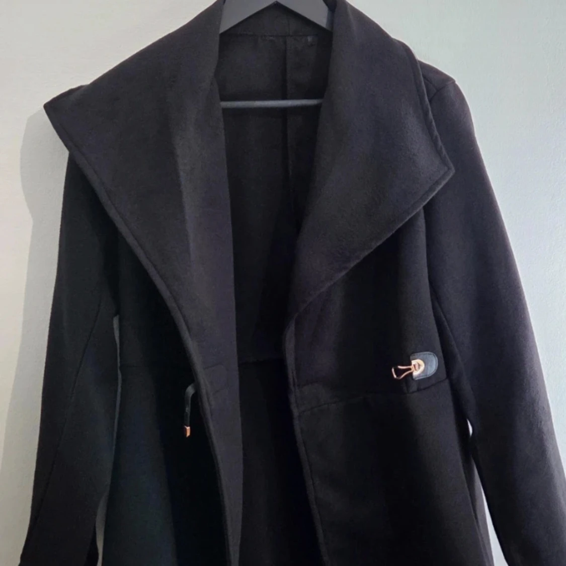 Höst/Vinterkappa med guldspänne / Svart Figurnära Peplum-Jacka Strl M - Stor Krage & Guldspänne - 3