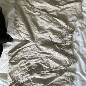 Beiga linnebyxor från Cubus  - Säljer ett par beiga shorts i linne från Cubus i storlek XS. De har elastisk midja med snörning och en avslappnad passform. Perfekta för varma dagar och riktigt sköna att ha på sig.