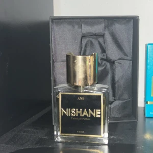 Nishane Ani Extrait de Parfum 50ml - Lyxig parfym från Nishane, Ani Extrait de Parfum. Snygg flaska med gulddetaljer och exklusiv förpackning. Perfekt för dig som vill sticka ut med en unik doft från Paris. Använd enstaka gånger så nästan hela flaskan kvar.