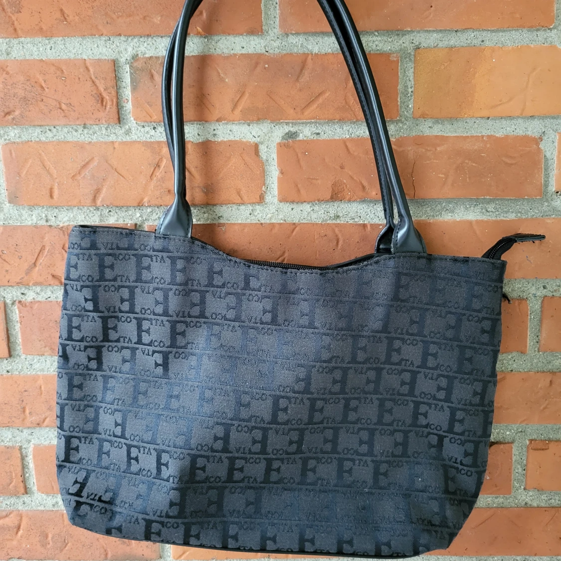 Svart axelväska från Ecco med mönster