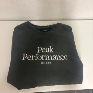 tröja från peak performance - tjock, varm tröja från peak performance, i en höstig mörk grön färg.