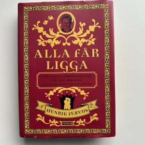 Dejtingbok: Alla får ligga - En bok med strategier i förförelseteknik för den moderna gentlemannen och kvinnan. Perfekt för dig som vill förstå spelet bakom attraktion och relationer, presenterat på ett underhållande och lättillgängligt sätt. Alla får ligga av Henrik Fexeus. Strategier i förförelsekonster för den moderna gentlemannen och kvinnan. Andra tryckningen. ISBN 978-91-37-13533-5  Underhållande självhjälpsbok för alla som behöva bättra på sina dejtingskills. Dvs alla 😅 Perfekt present till kompisen som behöver stepp