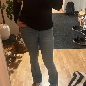 Ljusblå bootcut jeans från g perfect jeans - Säljer ett par ljusblå jeans från g perfect jeans i storlek S. Modellen har bootcut-ben och klassisk femficksdesign. Jeansen är tillverkade i mjukt denimtyg och har en snygg tvättad look. Perfekta för dig som gillar en avslappnad men ändå trendig stil.