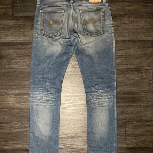 Nudie jeans - Tube Kelly  - Nudie jeans men riktigt unika och snygga fades. Modellen heter Tube kelly och är en slim fit model. jeansen är i storlek 33w 32l vid fler frågor om jeansen eller om du vill diskutera priset är det bara att skriva mvh FABIANFASHION