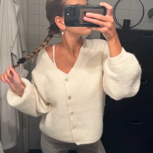 Stickad kofta vit - Så så så fin💕💕💕💕💕