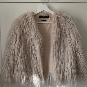 Vit fuskpäls - Så söt jacka från Zara i fuskpäls. Är i M men är Liten i storleken men passar mig som har xs/s