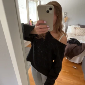 Svart offshoulder stickad tröja - Säljer en svart stickad tröja med offshoulder-design och lång ärm. Tröjan har en loose passform och är perfekt för dig som gillar en avslappnad och trendig stil. Superenkel att matcha med både jeans och mjukisbyxor. Den är från H&M den är lite nopprig mem som alla andra stickade tröjor också blir . Jag har även klippt dem själv så den är ju inte perfekt men den är såå fin ändå o passar till ALLT!💖💖💖💖💖💘💘💘💘💘💘💝💝💝💝💝💝💝💝💝💝💝💝