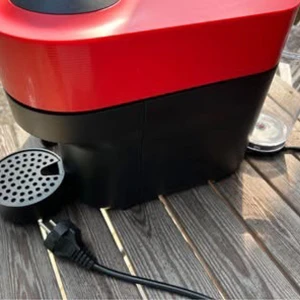 Nespresso Vertuo Next Kaffemaskin - Snygg Nespresso Vertuo Next kapselmaskin i rött och svart. Kommer med vattentank och droppbricka, samt en förpackning kapslar. Knappt använd. Inköpspris 1300kr , finns i Liljeholmen 