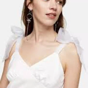 Satin top  - Bow tie strap satin top   Kolla gärna på mina andra mina andra annonser 