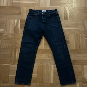 Jack and Jones jeans  - Tja. Jag säljer mina Jack and Jones jeans i modellen relaxed chris. Det finns inga tydliga täcken på användning. De är i 8/10 skick skriv om du har några fler frågor😊
