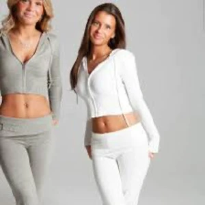 Catania sett i vitt - Säljer ett Catania sätt i vitt storlek S helt oanvänt då det tyvärr inte passa skriv privat om bilder eller frågor köp direkt för 1000 eller skicka prisförslag så kanske jag kan gå mer vill ha en snabb affär då jag försöker rensa min garderob!