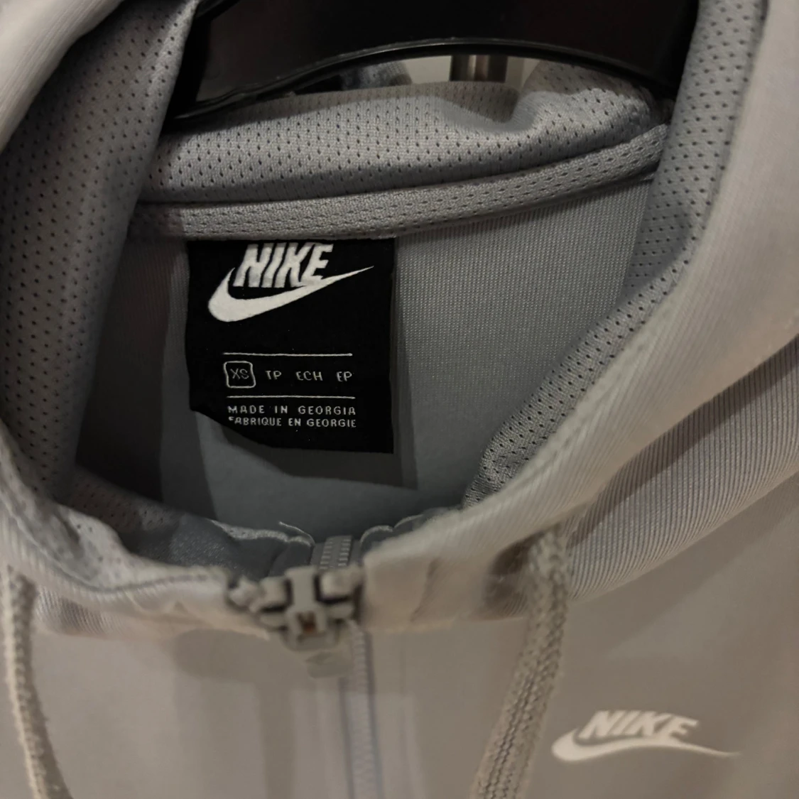 Grå och vit Nike hoodie med dragkedja - 1